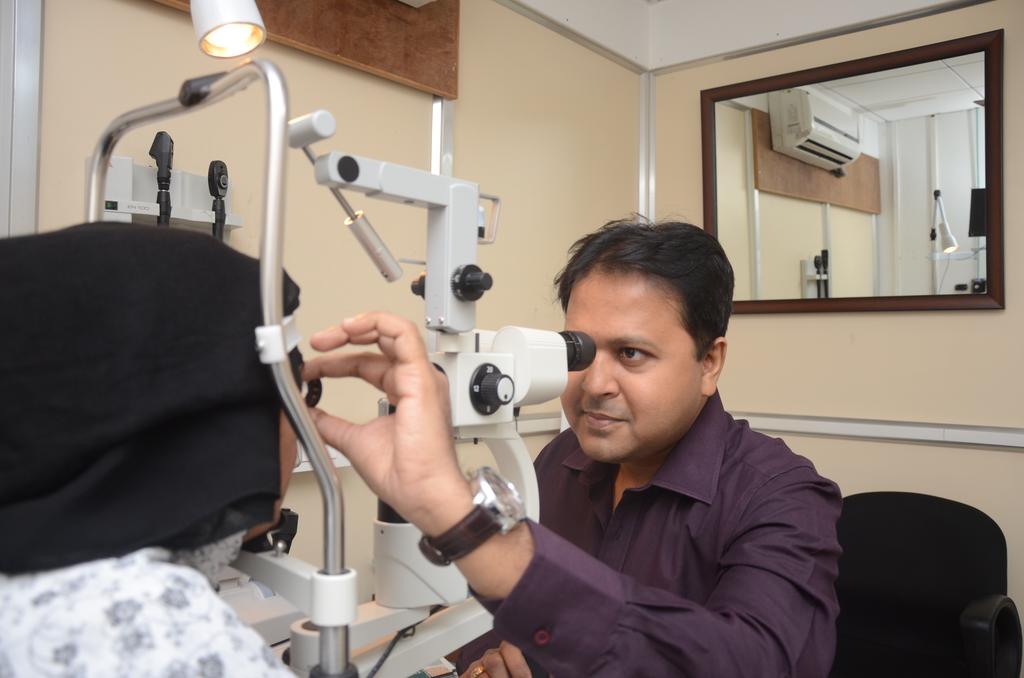 eye specialist doctor at ulwe eye clinic navi mumbai